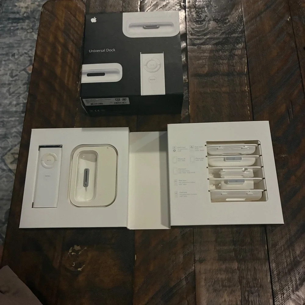 Apple White Universal Dock MB125G/C with Remote and 5 Adapters OS